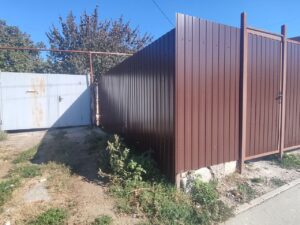 Забор коричневого профилированного листа. Алушта