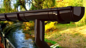 водосточная труба на фоне реки